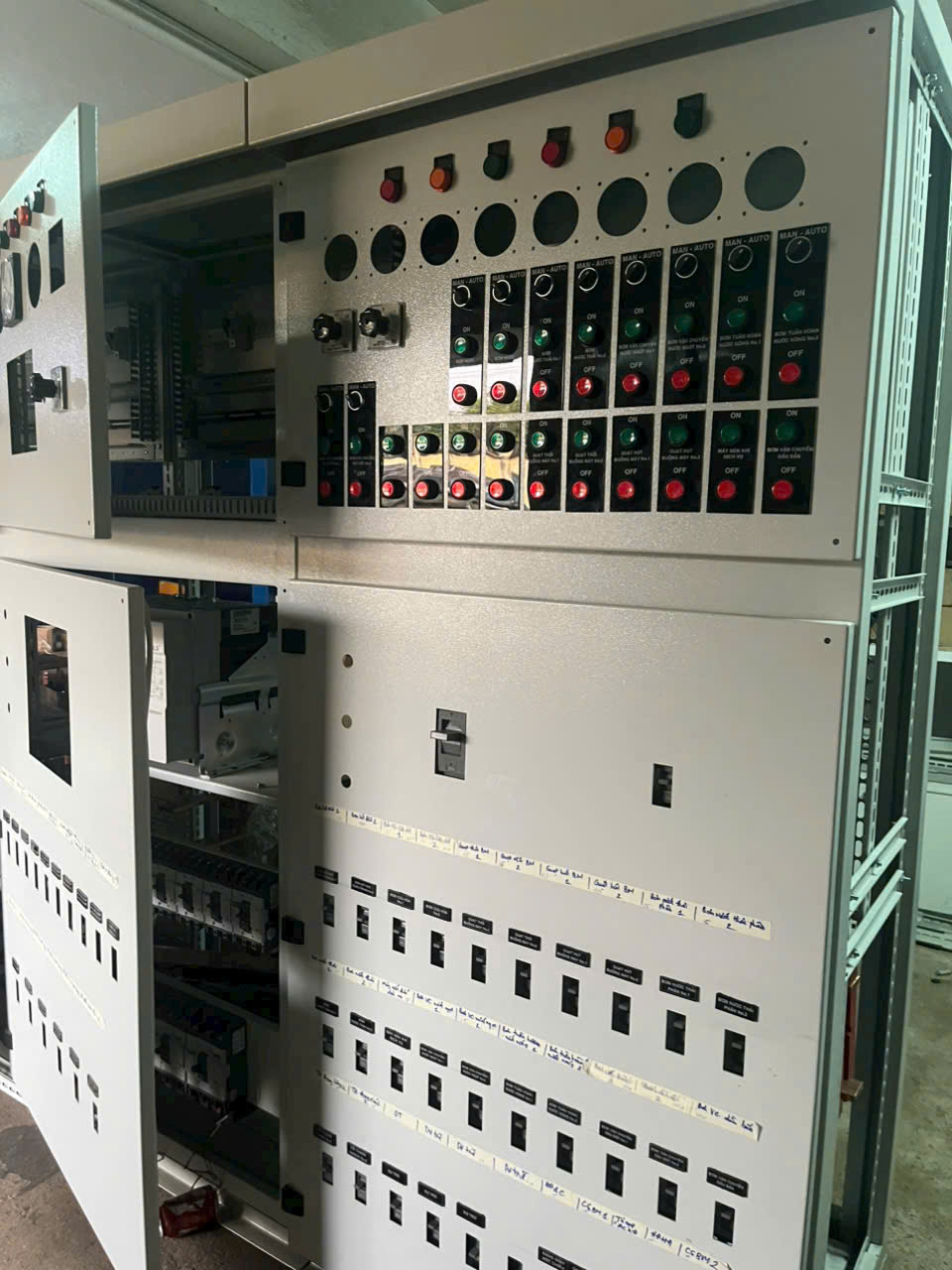 Tủ bảng điện đã xung điện vào tủ điện chính